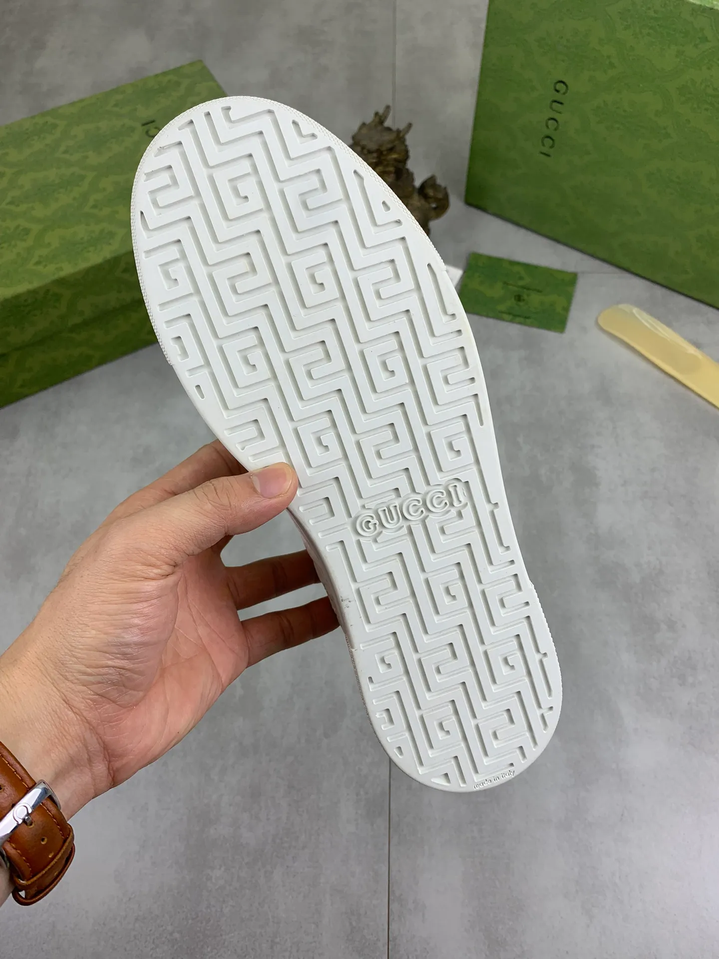 Men's shoes 💰P460💰[New model] (GUCCI) official website's latest 🎁🎁casual and fashionable men's shoes👟, hot style 💥 style is simple and elegant, exclusive for trendy men. Unique official website's latest brand double G elements Original 👑Gucci decoration, fashionable and generous, the fabric is original frosted calfskin✅Full imported sheepskin lining, the official website specifies wear-resistant, lightweight original rubber casual outsole, the classic model is taken in kind at the counter🎬38-44 Black or white optional